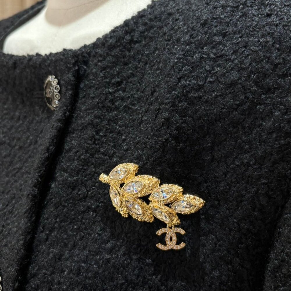 Chanel brooch - Picture 3 of 8